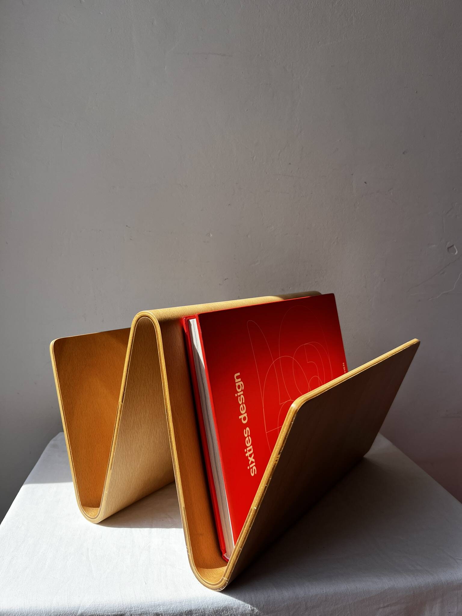 Vintage curved plywood magazine rack, W shape, Alvar Aalto style.