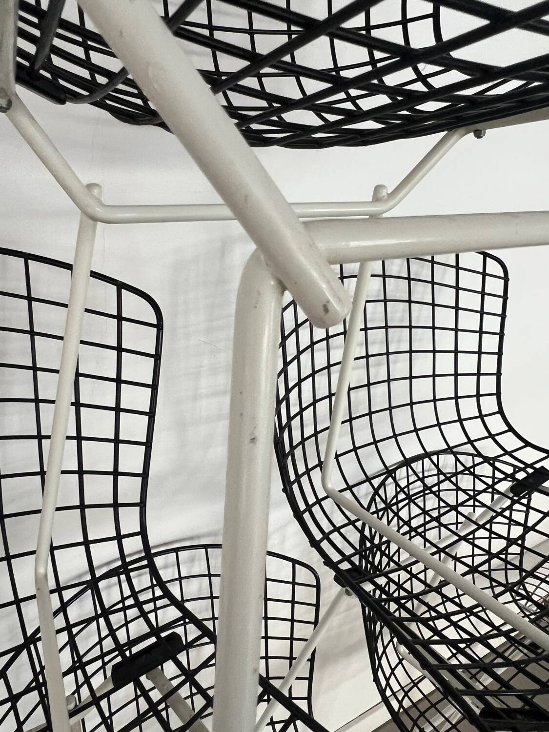 Ensemble de 7 chaises Bertoia noires et blanches pour Knoll International, années 1970