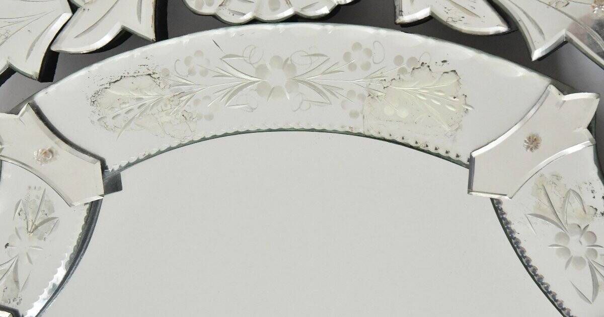 Oval mirror called Venice