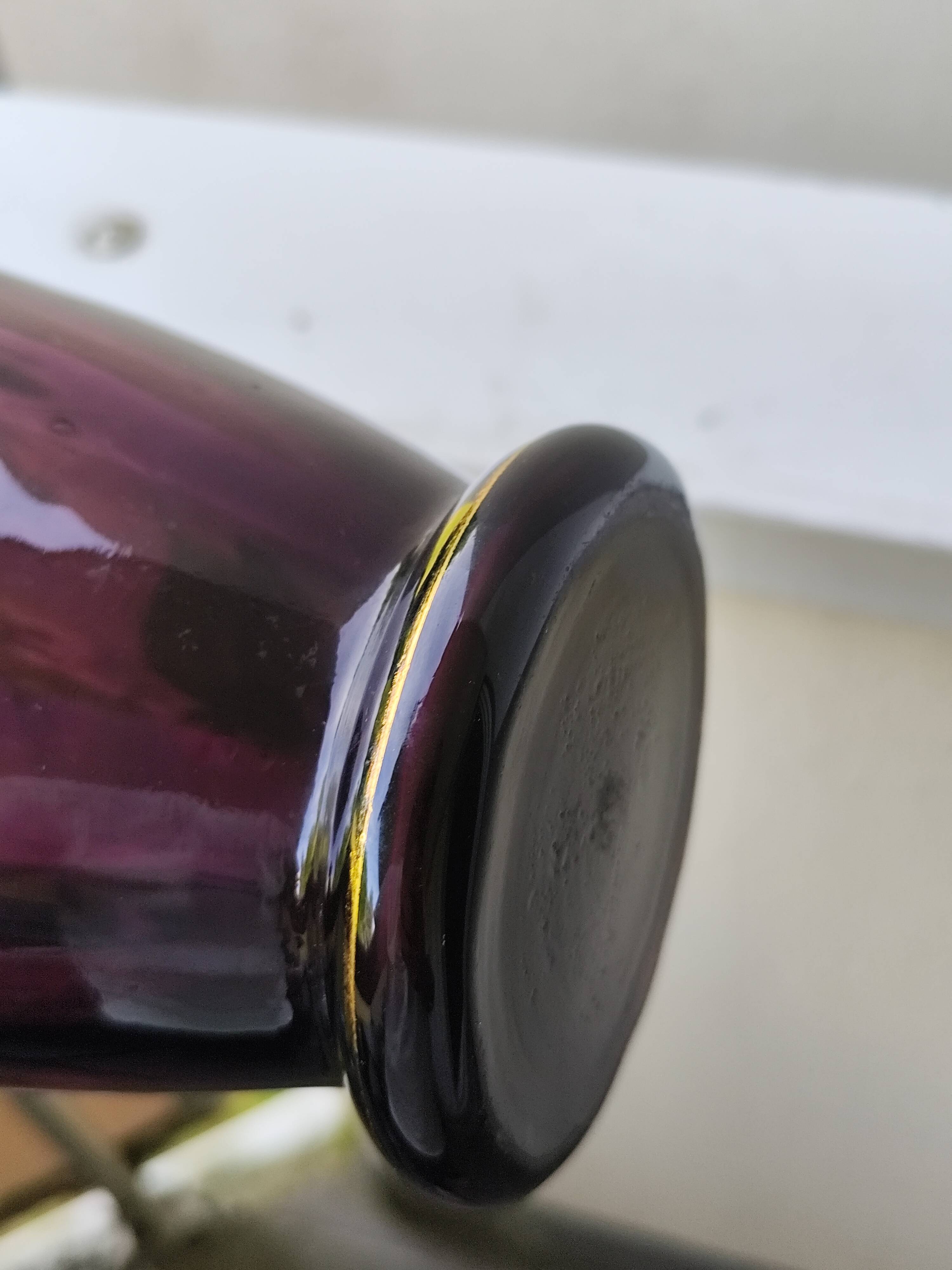 Vase en verre violet émaillé fleurs legras
