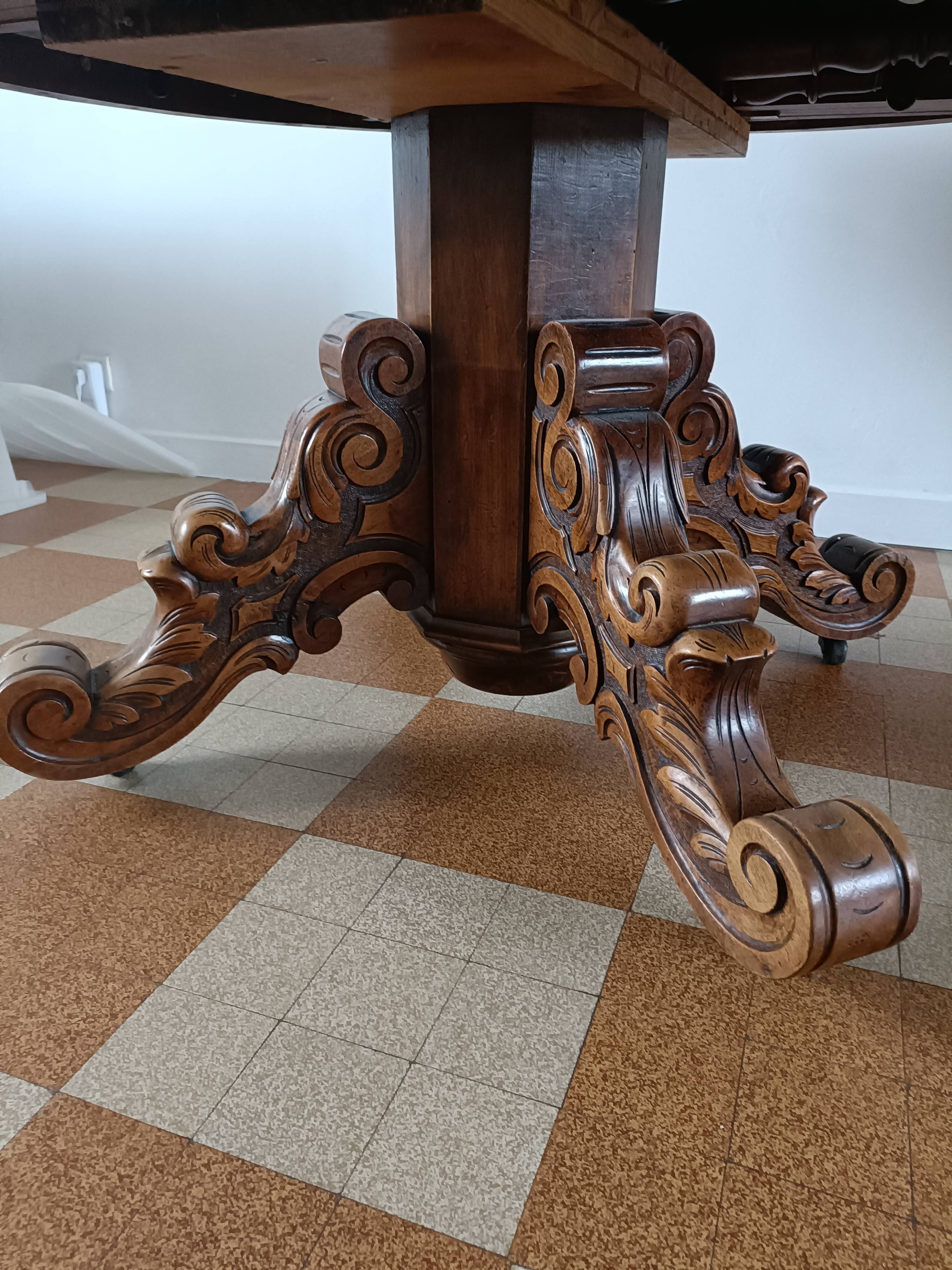 Oval dining room table early xxth walnut