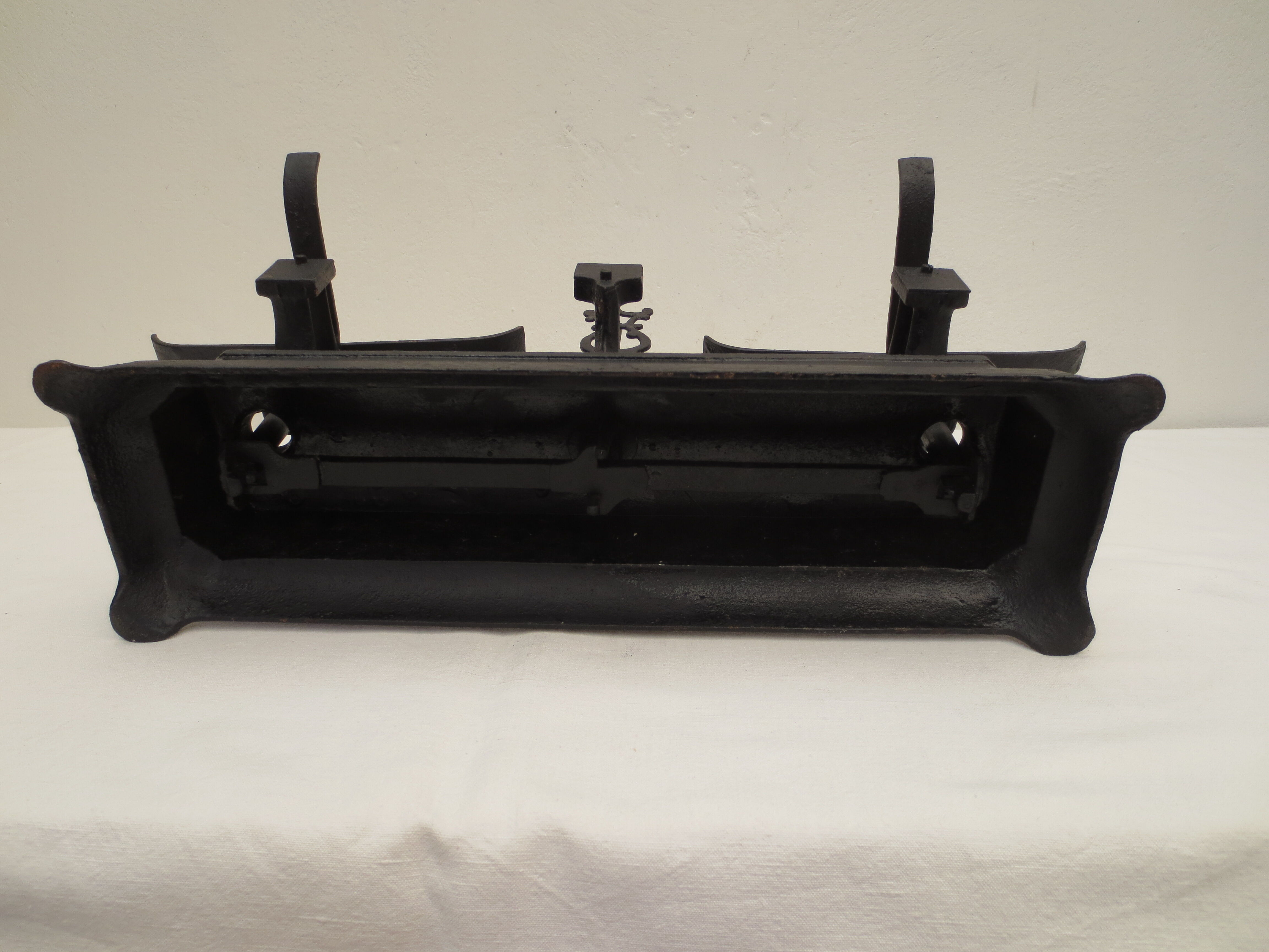 Old complete roberval balance in black cast iron with fine lines (force 5 kg)