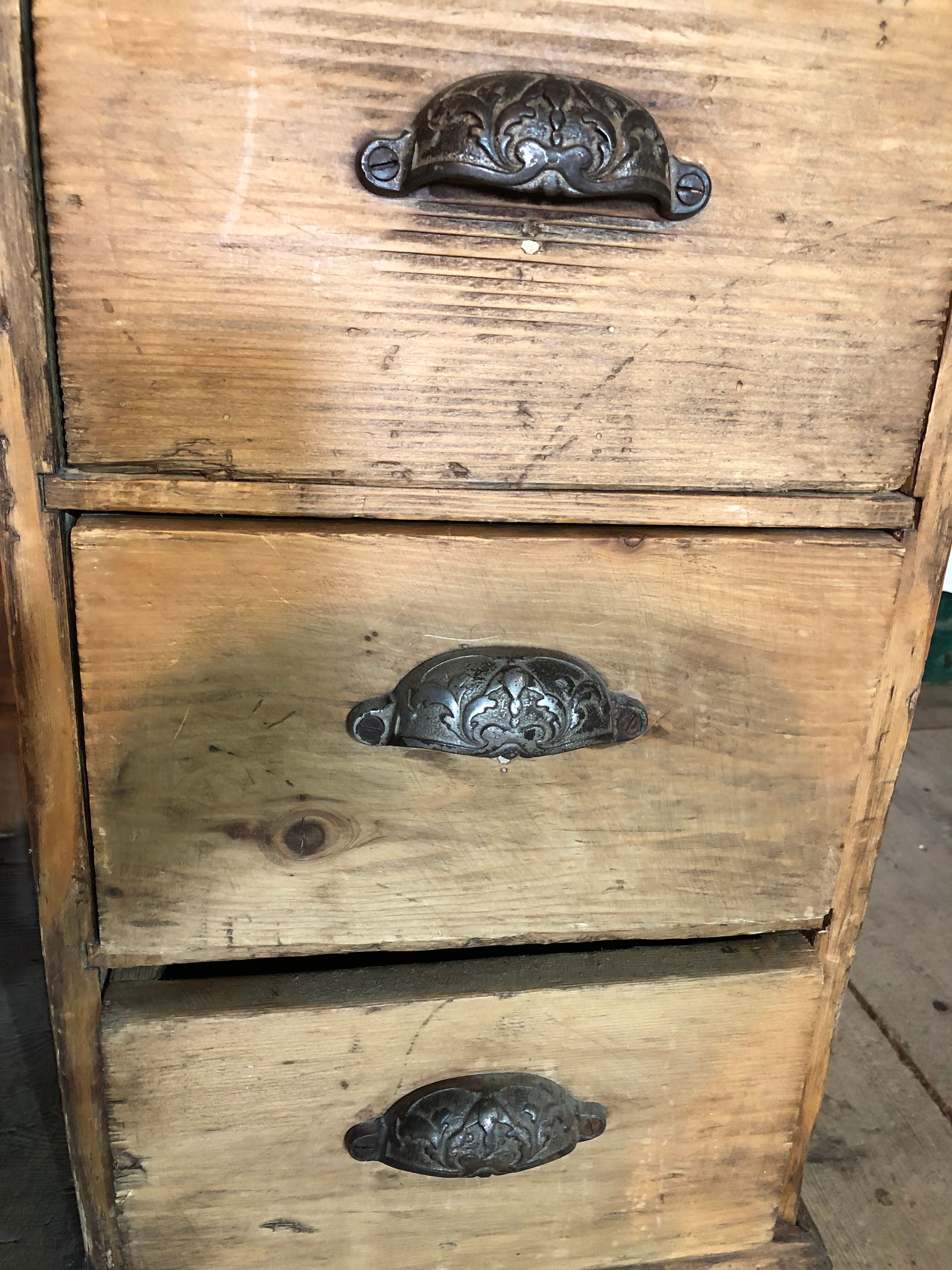 Bureau d’un maître d’école et sa chaises