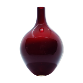 Vase en verre rubis scandinave