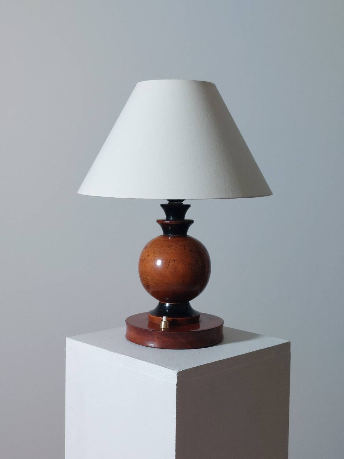 Turned wooden Art Deco table lamp