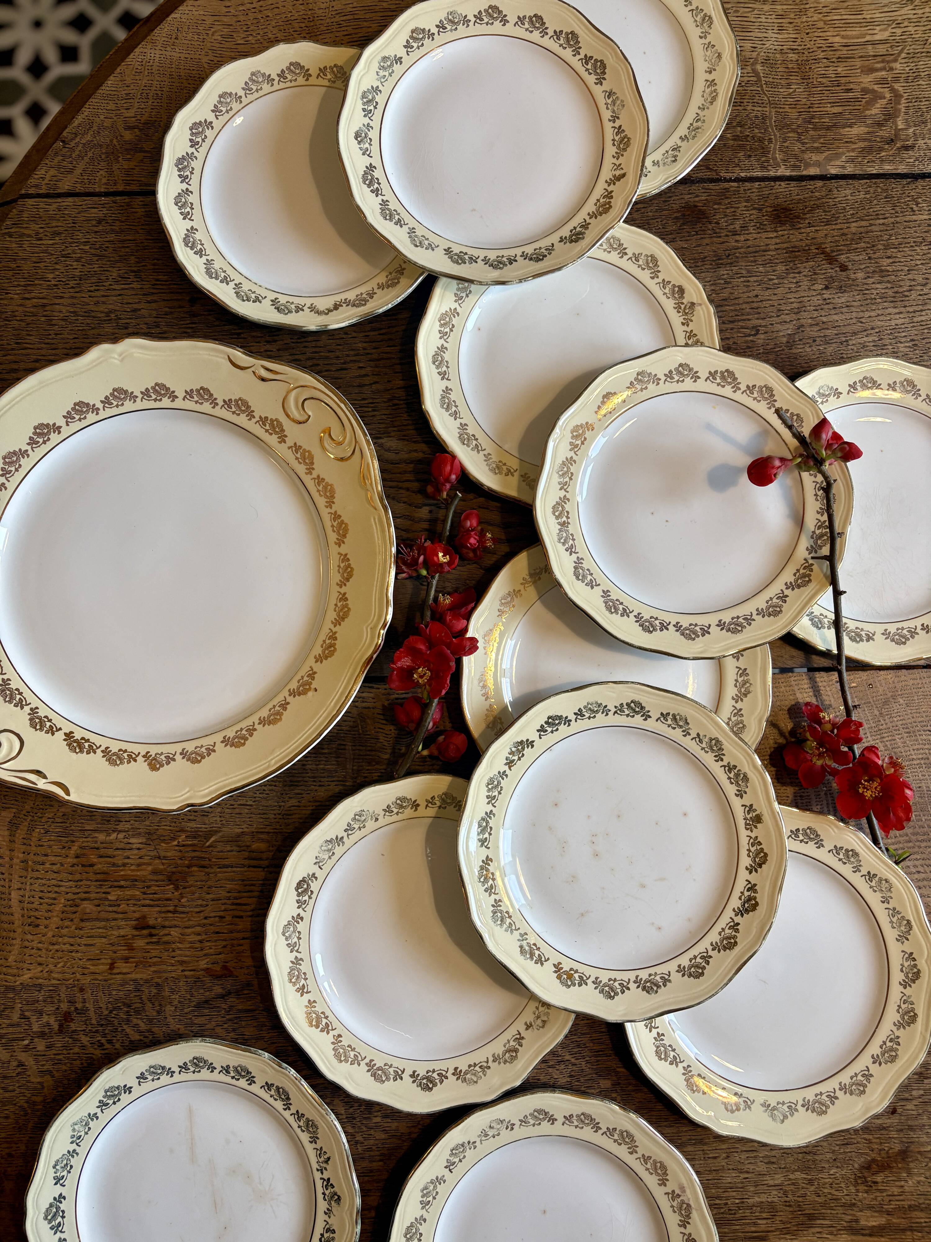 Vintage cake service l'Amandinoise in yellow and gold