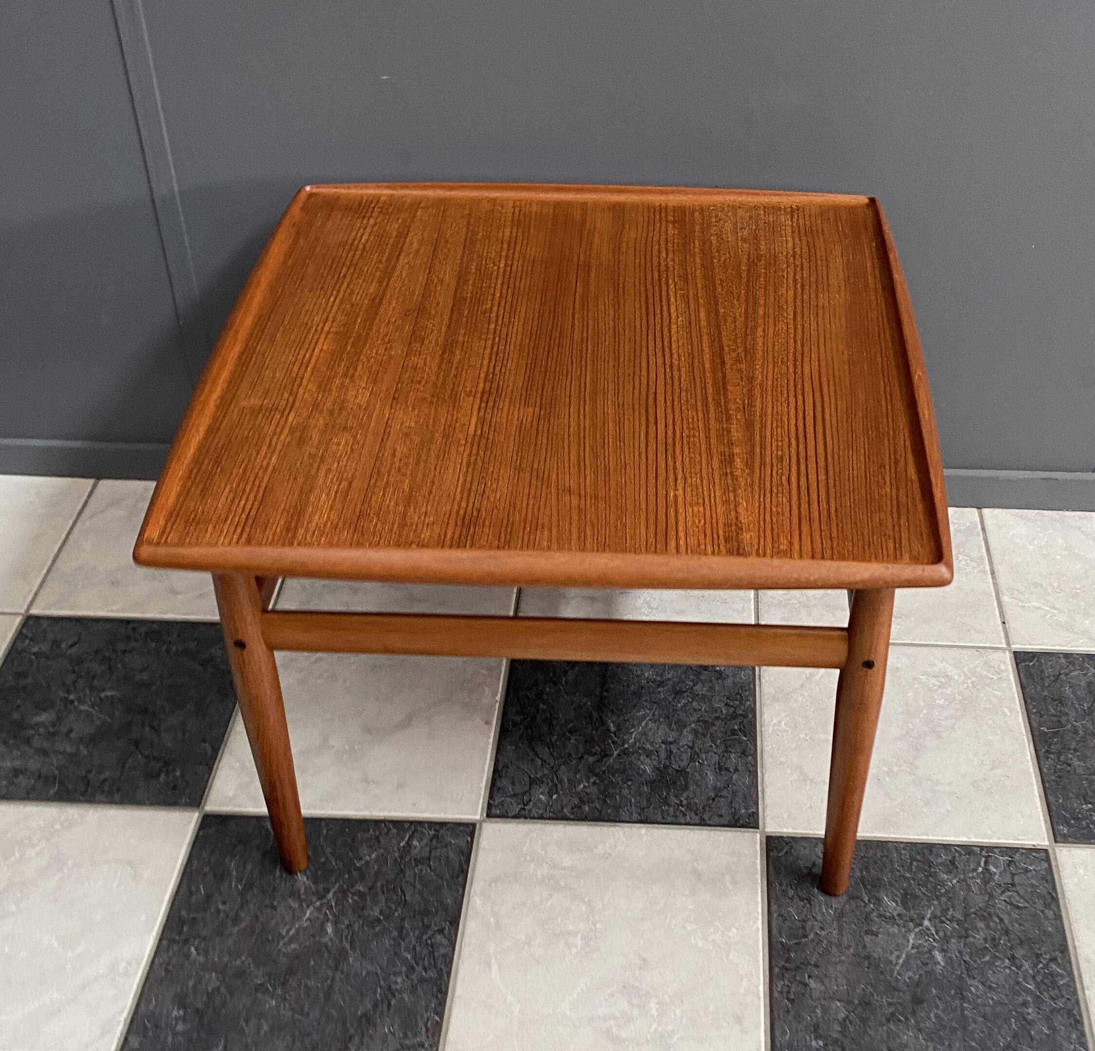 Table basse carrée en teck par Grete Jalk pour Glostrup Danemark années 1960.