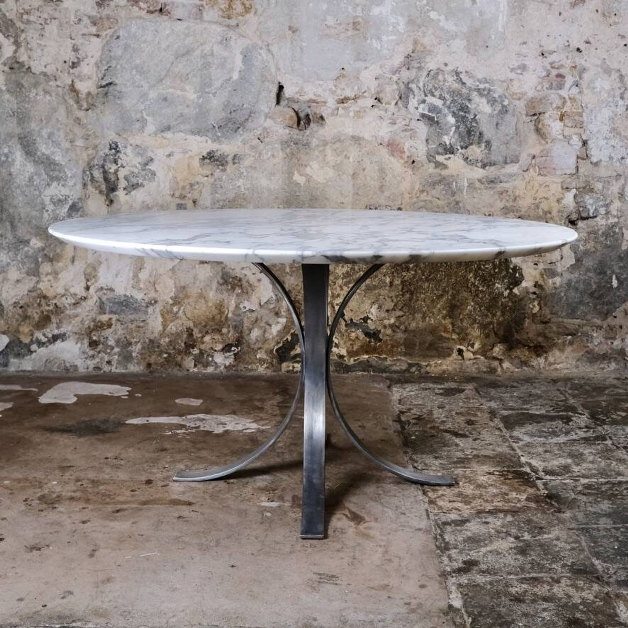 Large table ronde en marbre de Carrare, Italie, 1970s