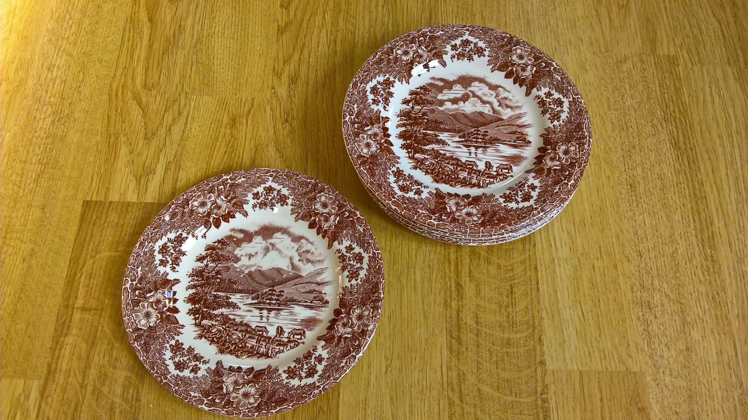 Six assiettes à dessert en porcelaine ironstone anglaise