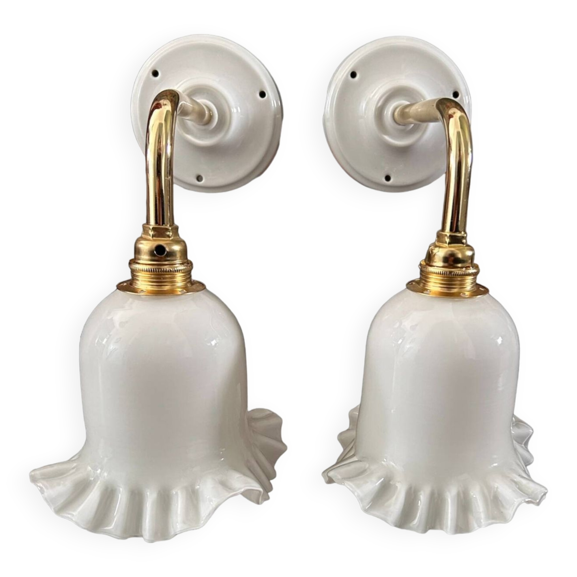 Paire d’appliques murales en opaline blanche