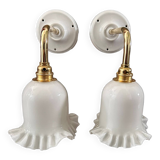 Paire d’appliques murales en opaline blanche