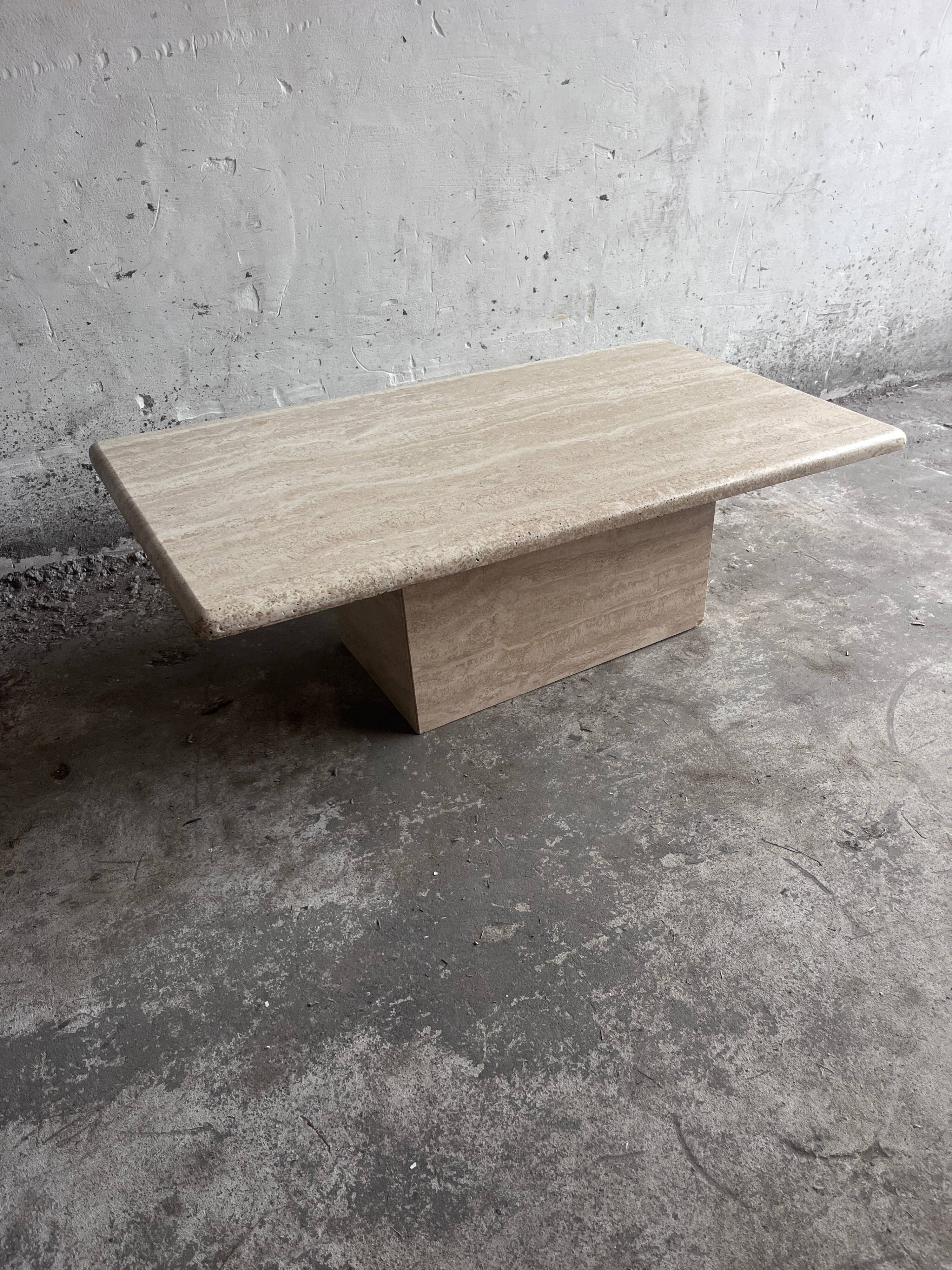 Table basse italienne en travertin – années 1970