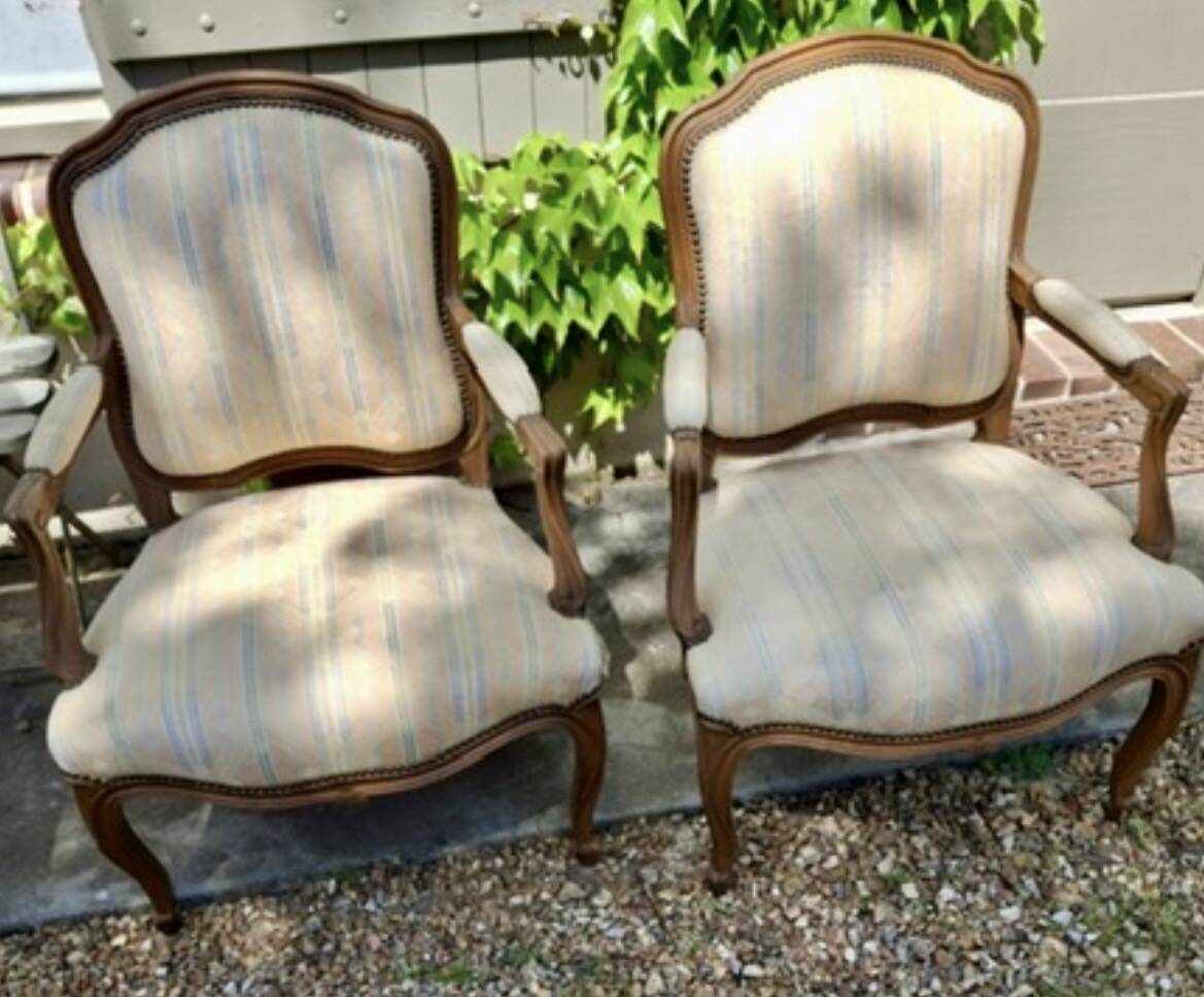 Paire de fauteuils style Louis XV
