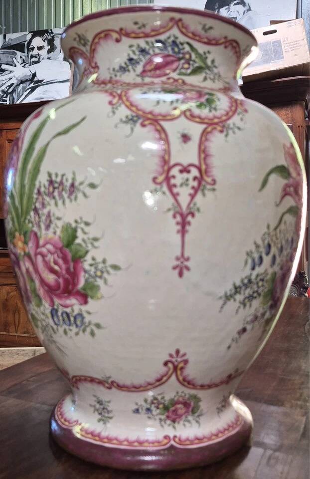 Roger Colas in Clamecy: Important vase in faience with a baluster shape.