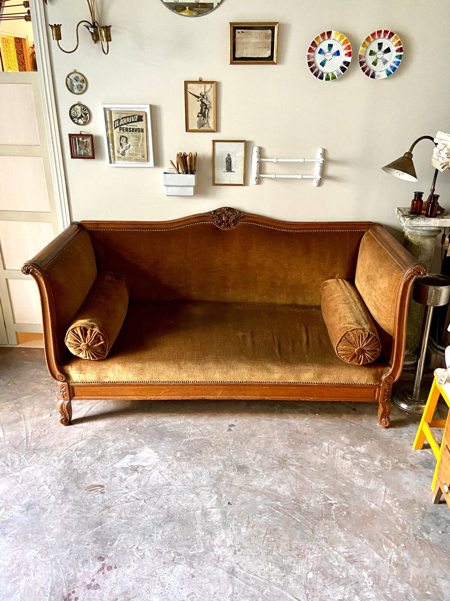 Bench, roller daybed in chiseled wood and ocher velvet, mid-19th century