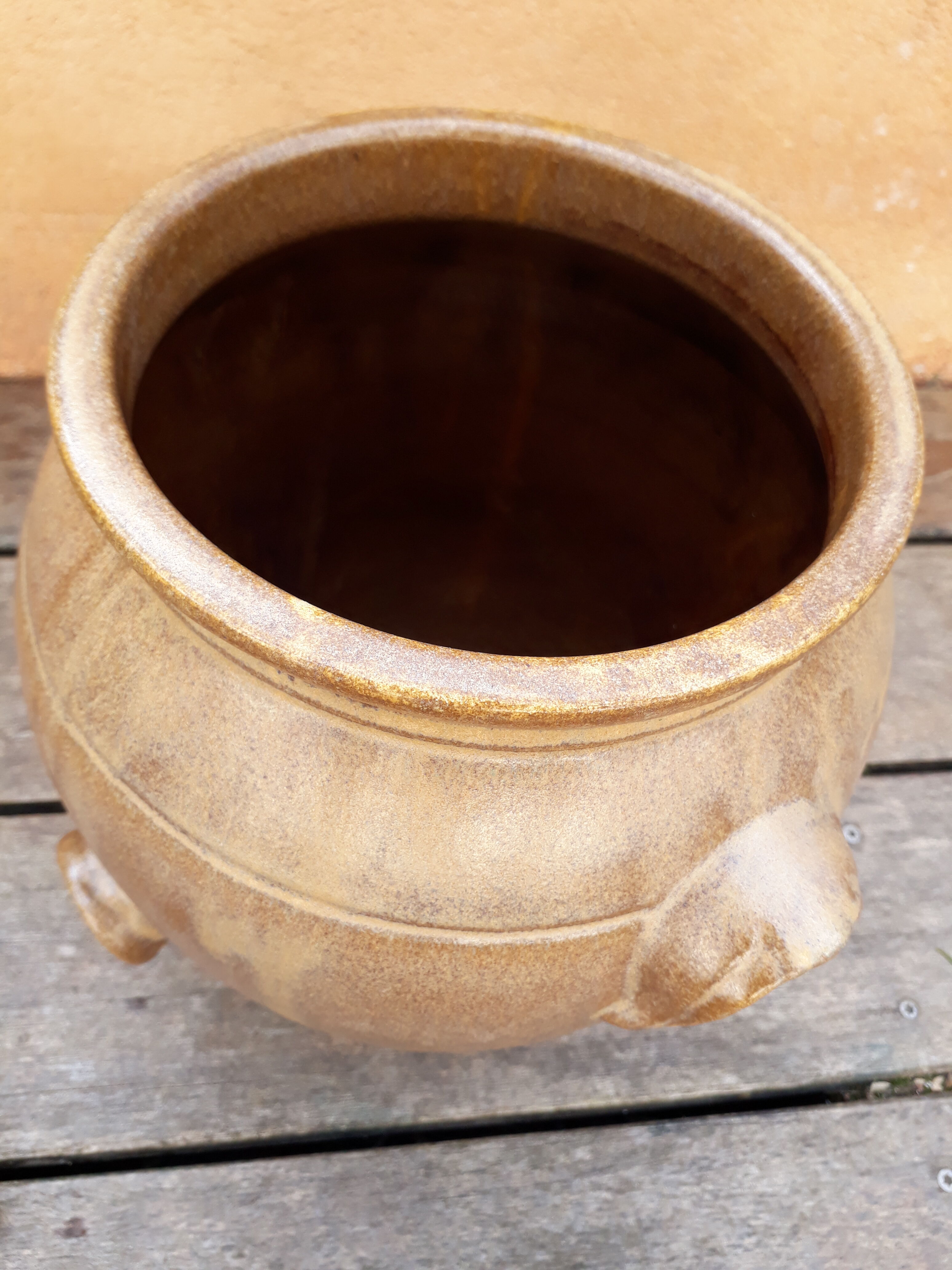 Vinegar maker stoneware with its lid