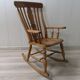 Rocking-chair en bois du milieu du siècle
