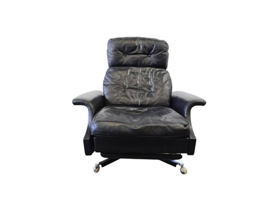 Vintage black leather armchair / lounge chair / relax seat