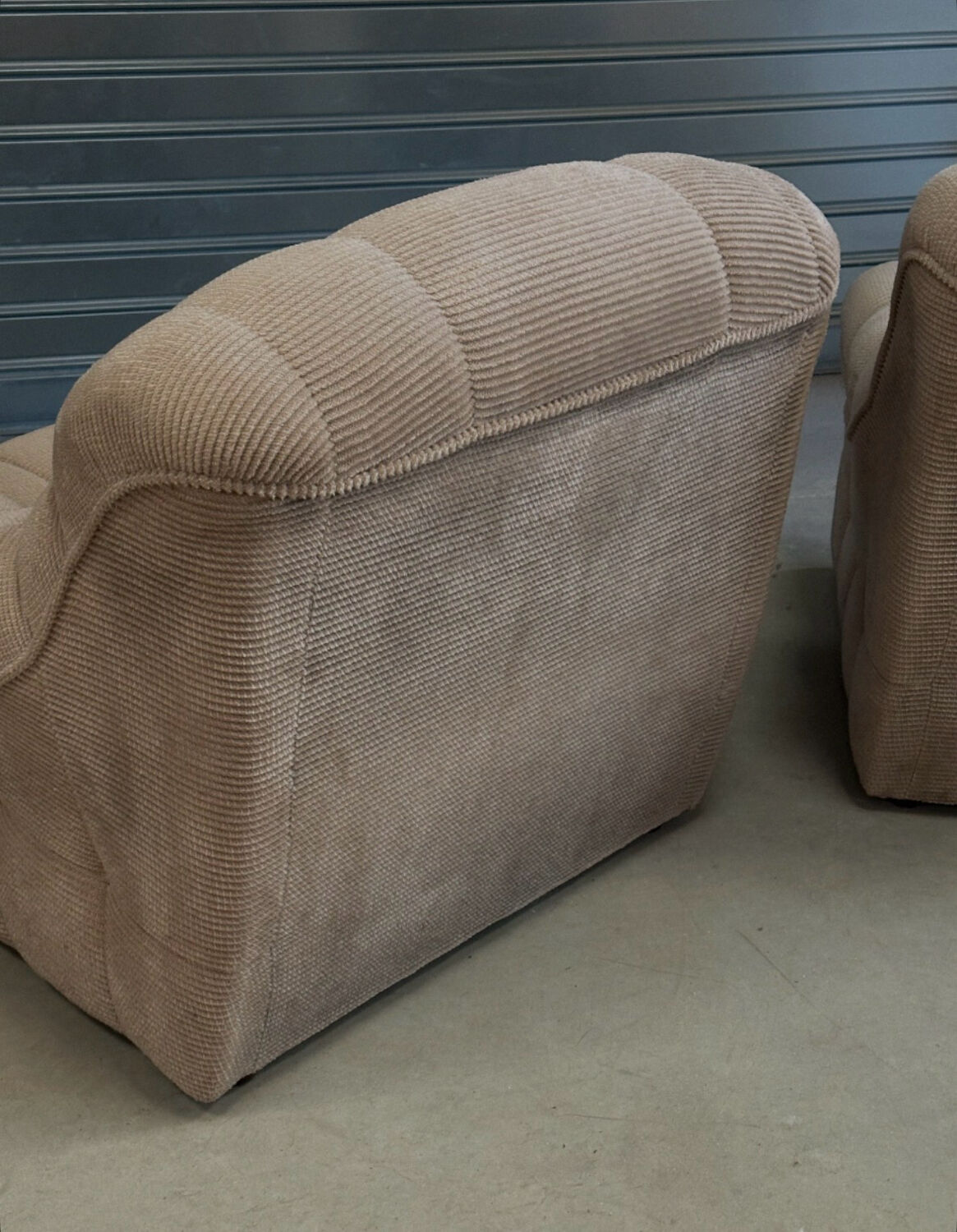 Paire de fauteuils vintage sculpturaux en tissu chenillé côtelé beige