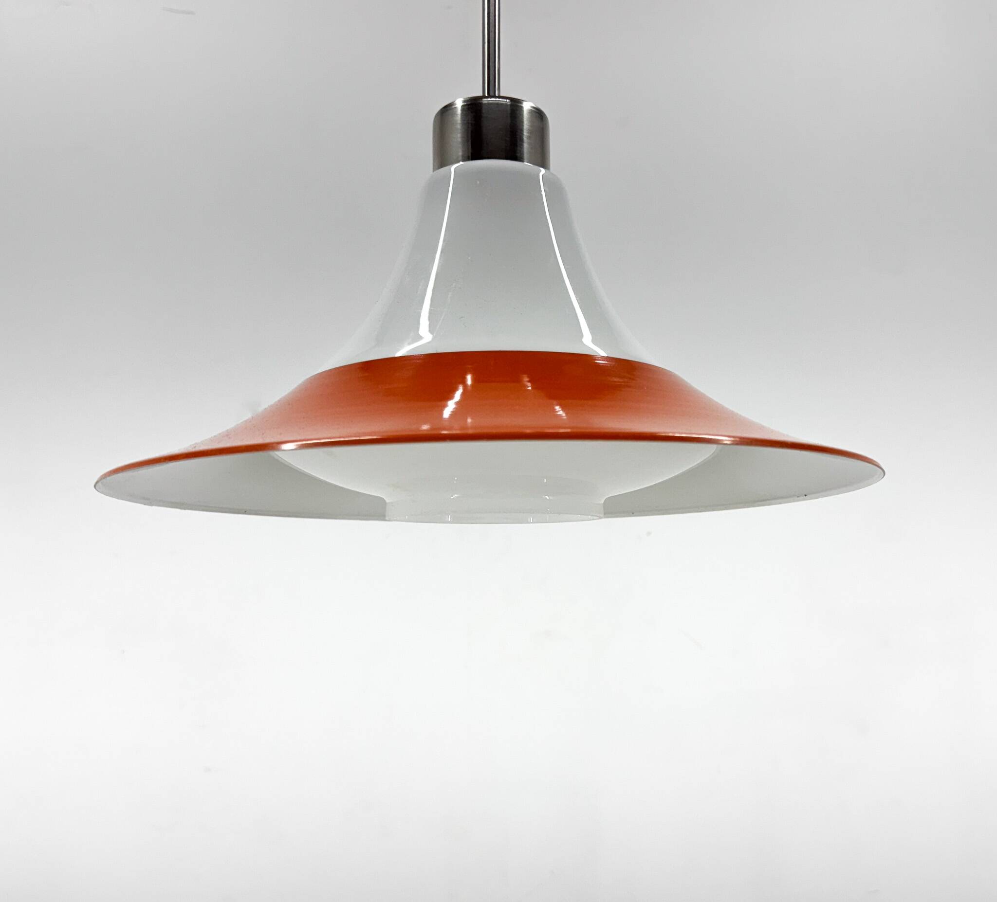 Suspension en verre opalin et métal orange, milieu XXème