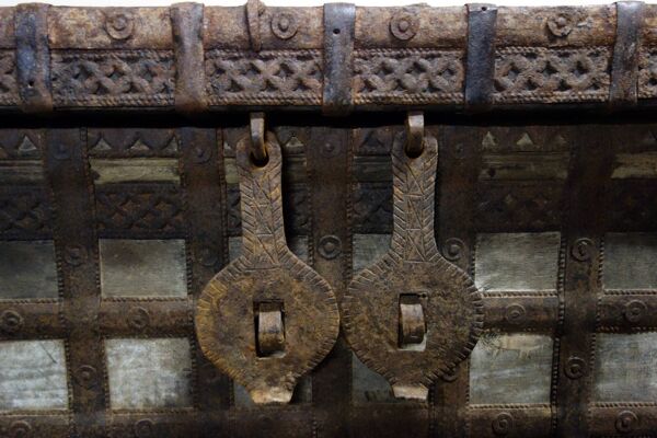 Antique coffre de mariage bois et fer, Inde, XIXème