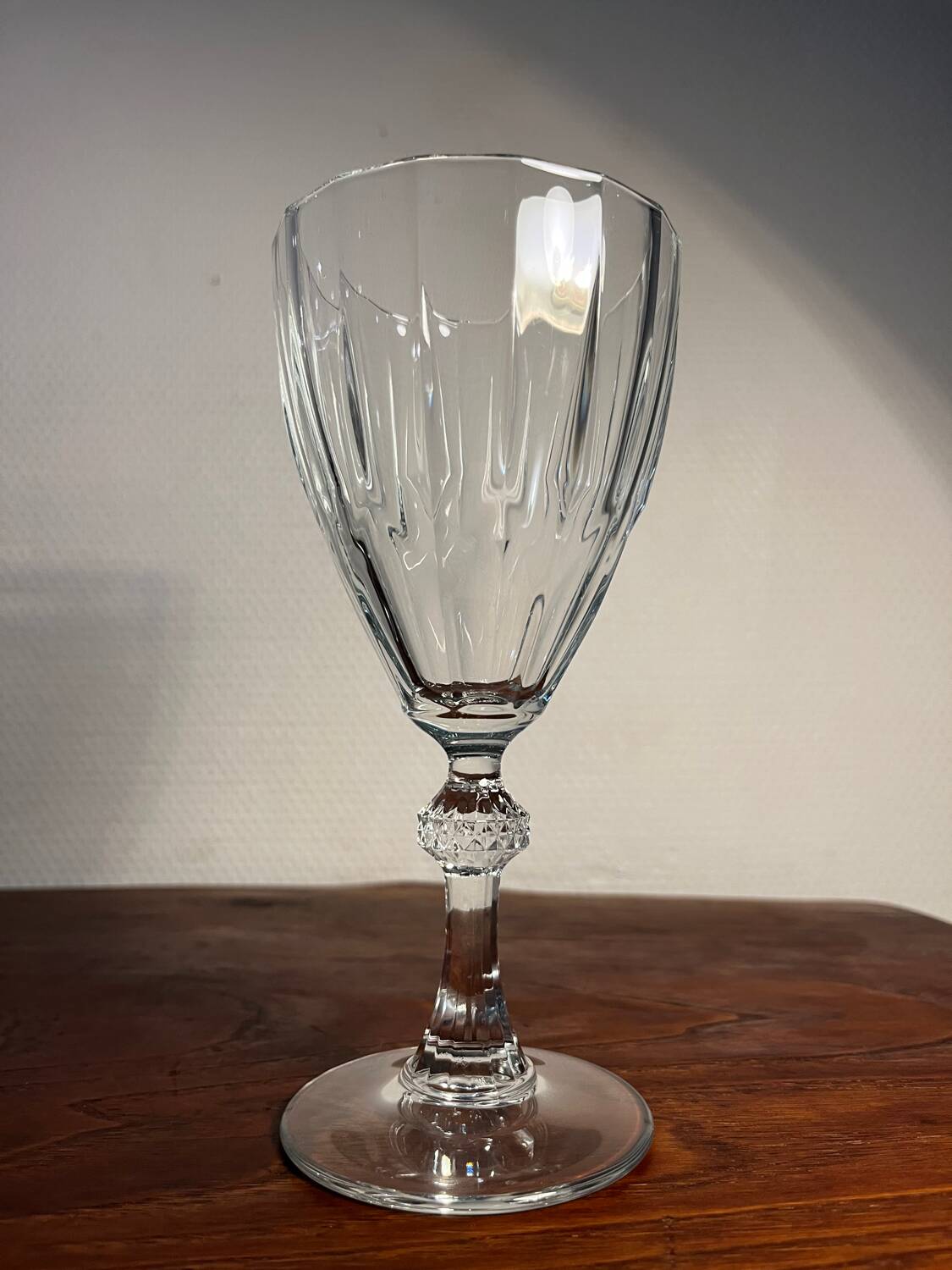 Wine water stemmed glass with chiseled decoration