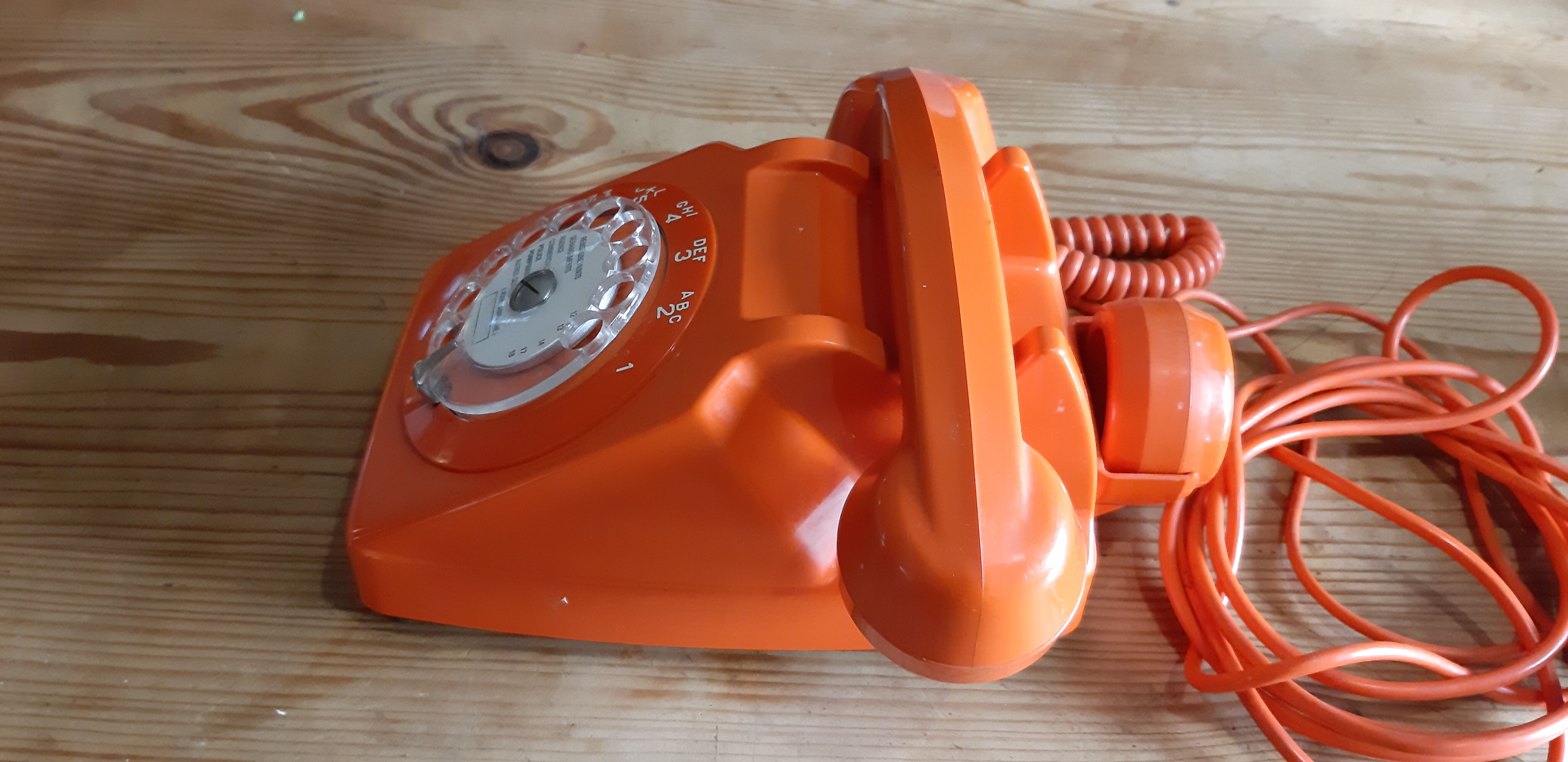 Telephone vintage orange