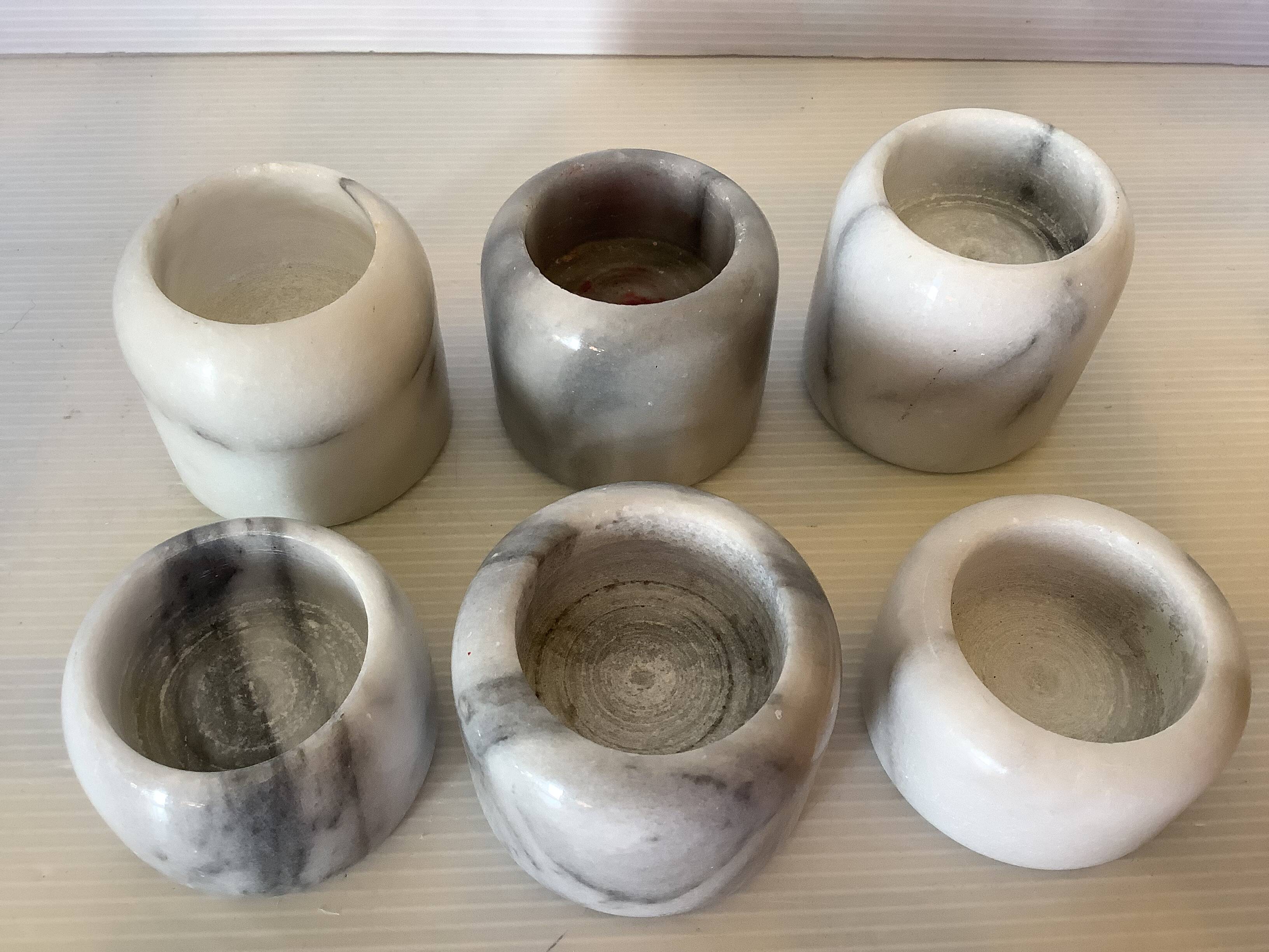 Six bougeoirs en marbre