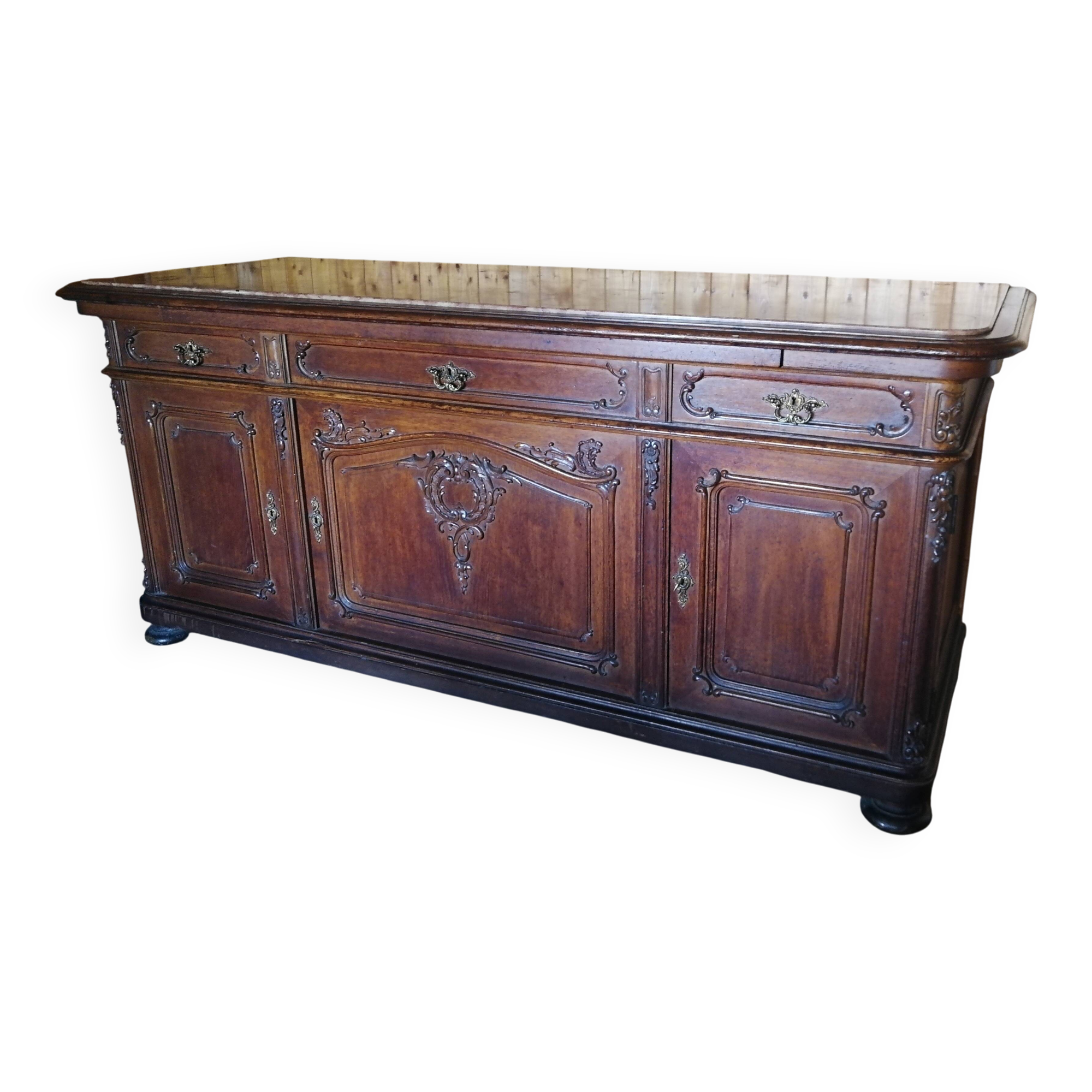 Buffet from the late 19th century with pink-brown marble in Louis XV style.