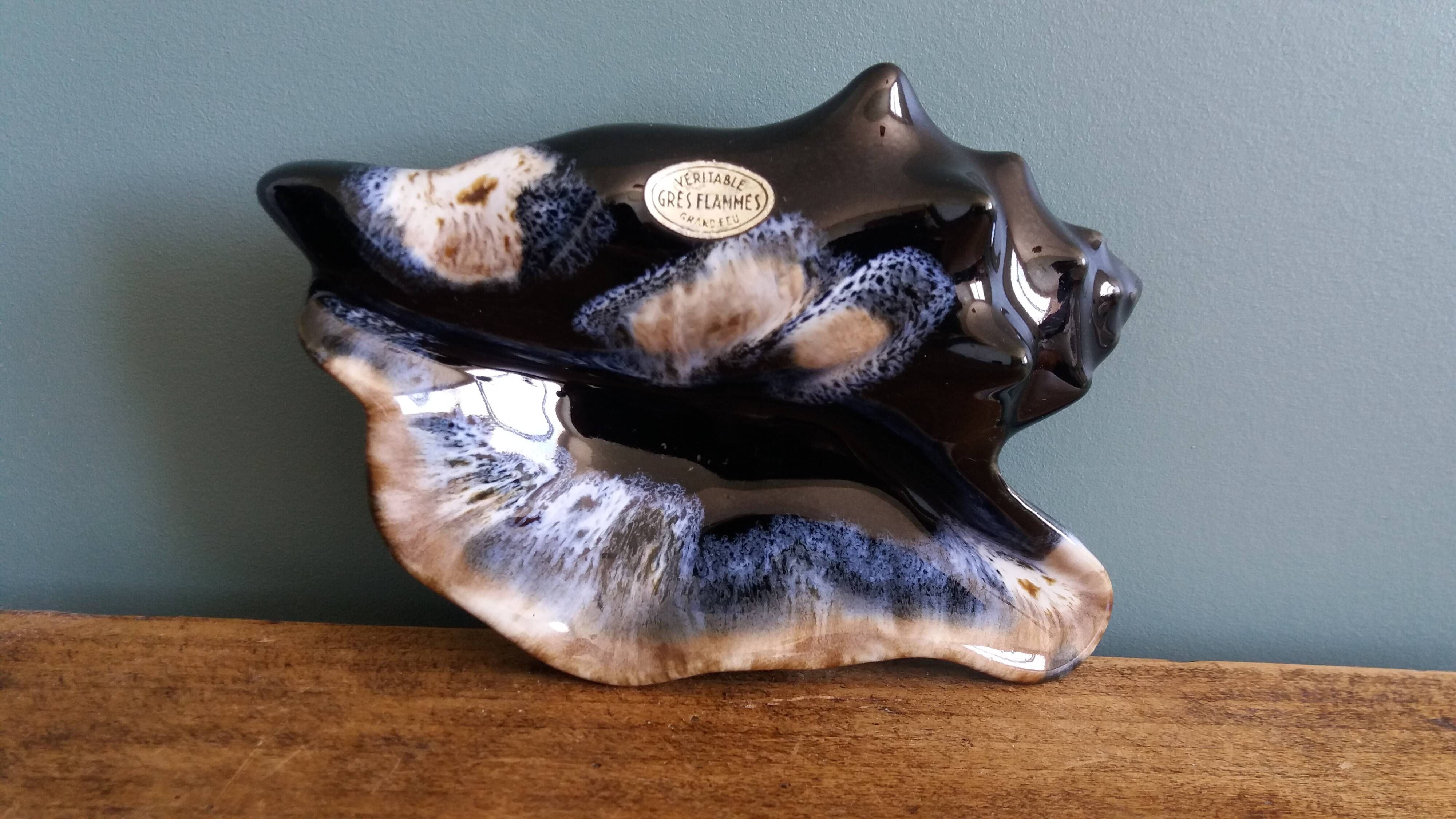 Flamed stoneware shell ashtray in Vallauris style