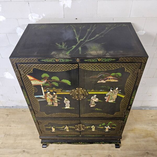 Cabinet chinois vintage noir avec des scènes peintes à la main.
