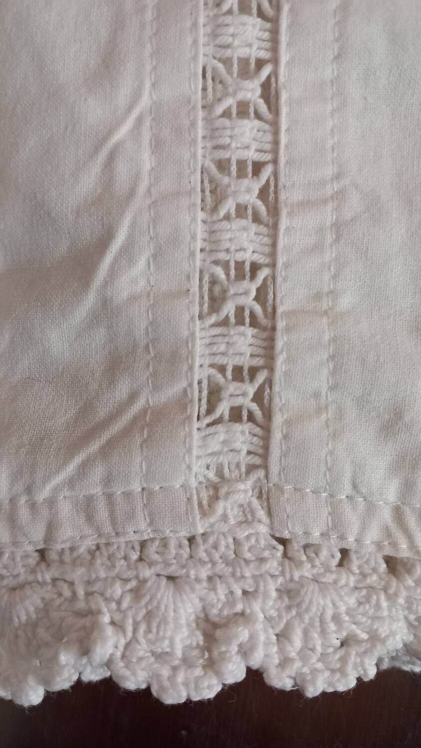 Nappe blanche carrée brodée