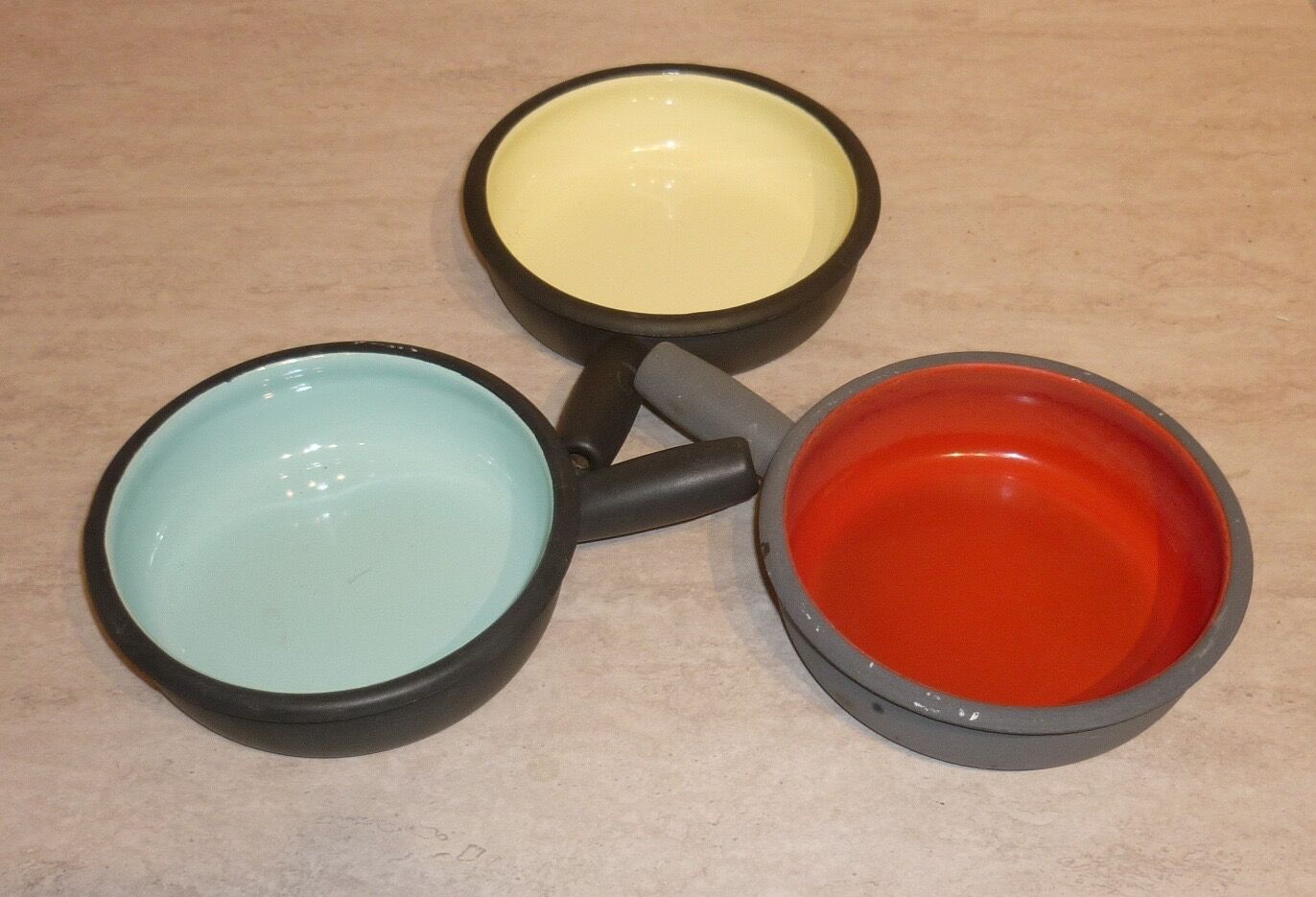 Set of 3 colored iron pans