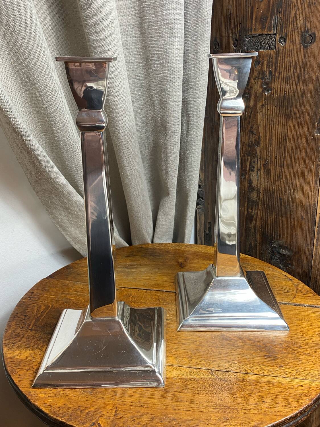 Paire de grands bougeoirs design en aluminium
