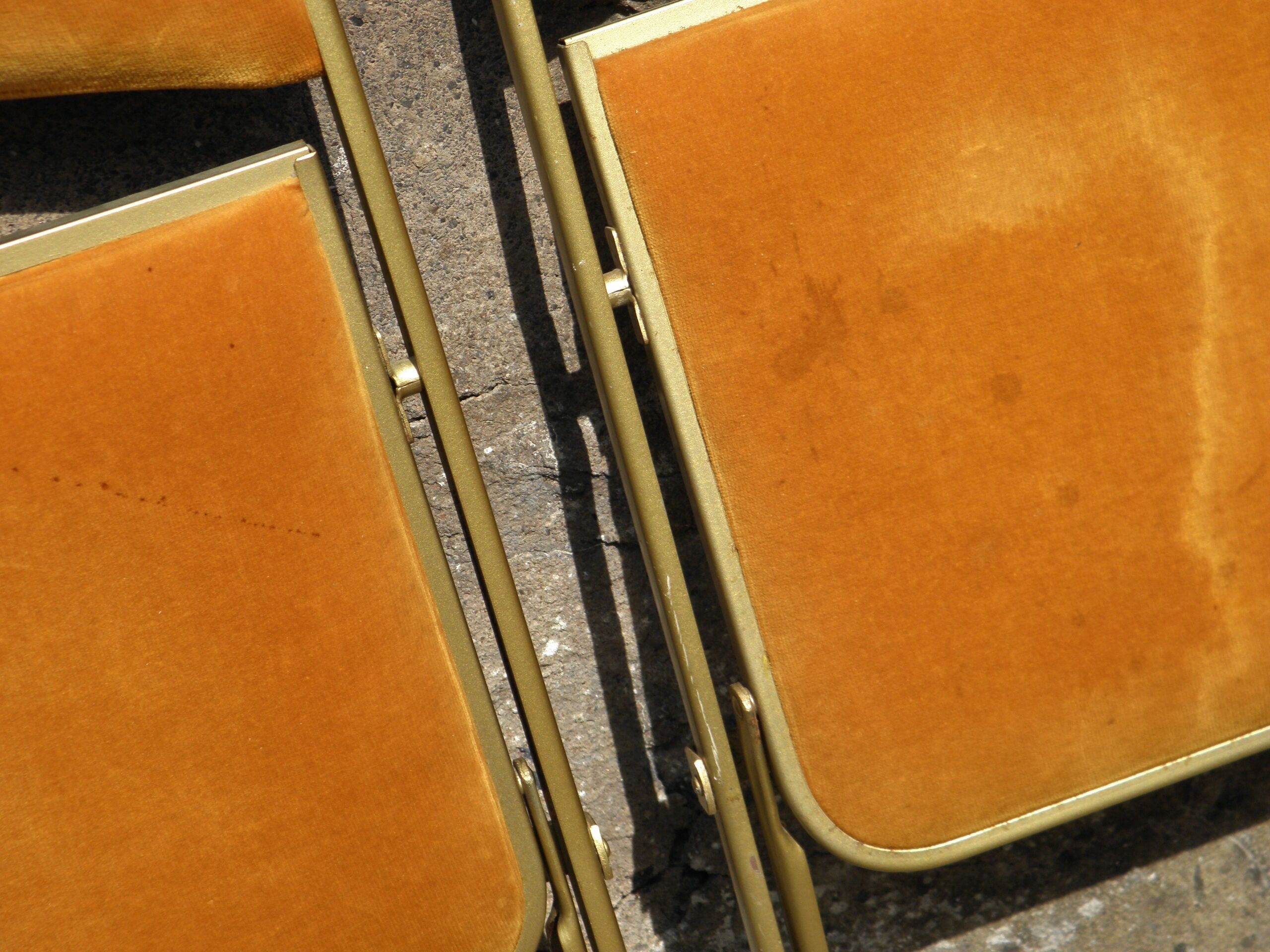 Lot de 6 chaises pliantes en velours et métal doré