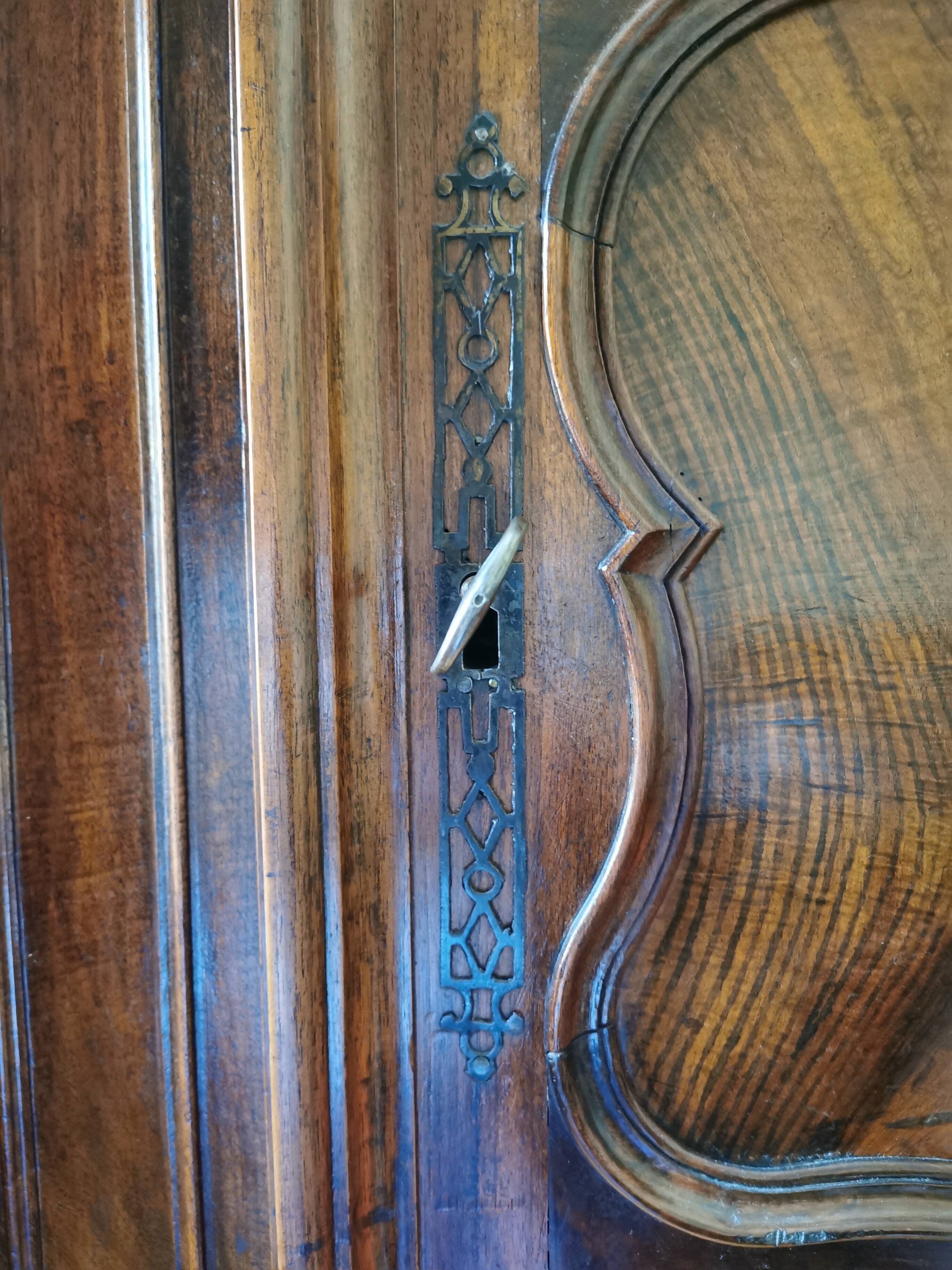 Lyonese walnut wardrobe from the 18th century.