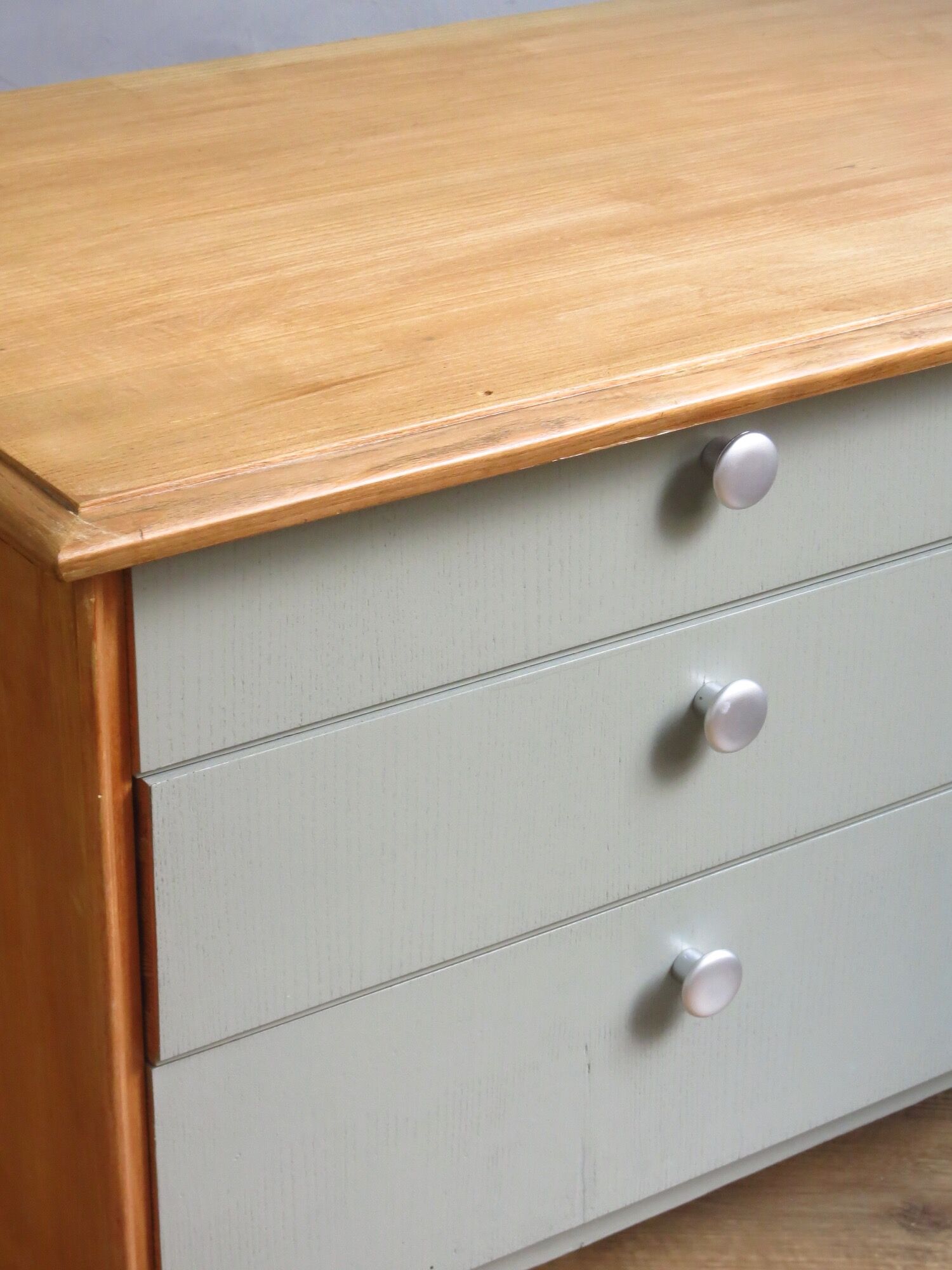 Compass legs sideboard