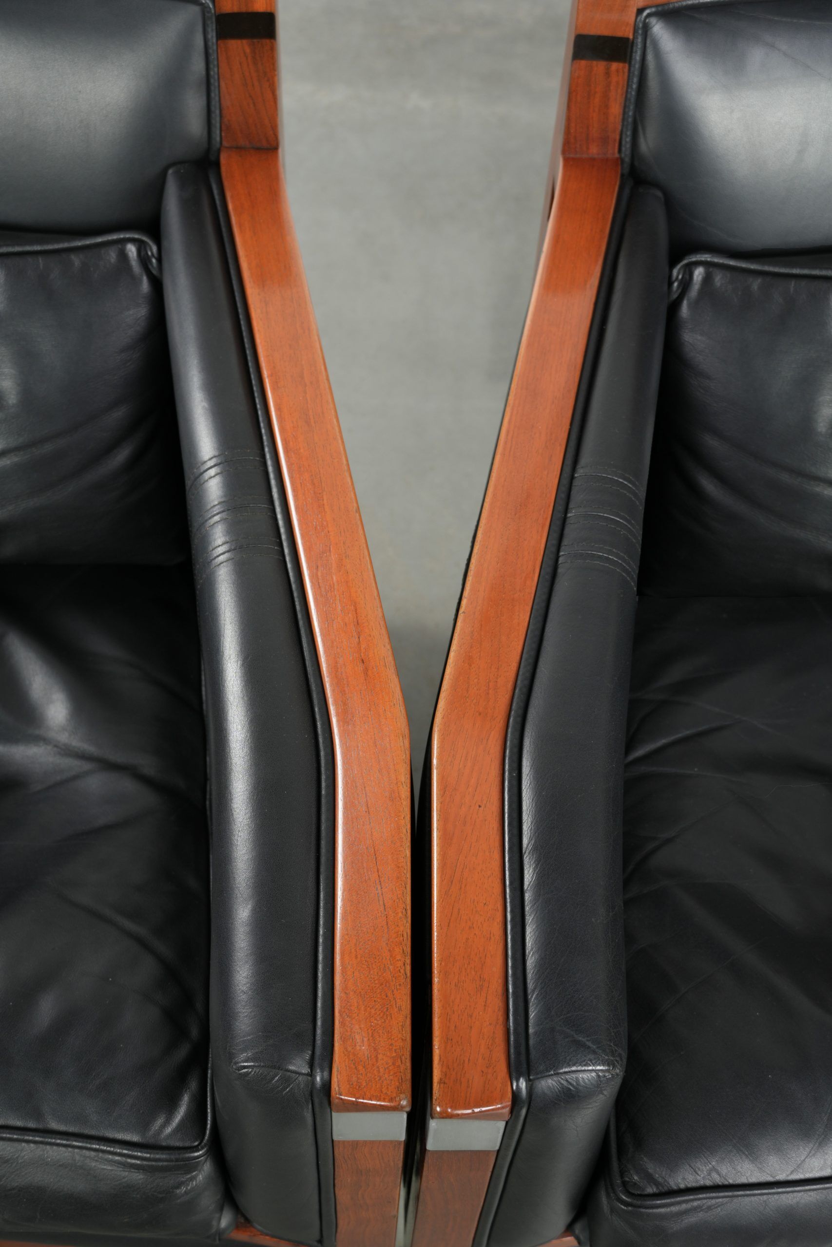 Set of 2 black leather Art Deco design armchairs in good condition