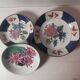 Trois assiettes décoratives en porcelaine chinoise et laiton années 1960. signées