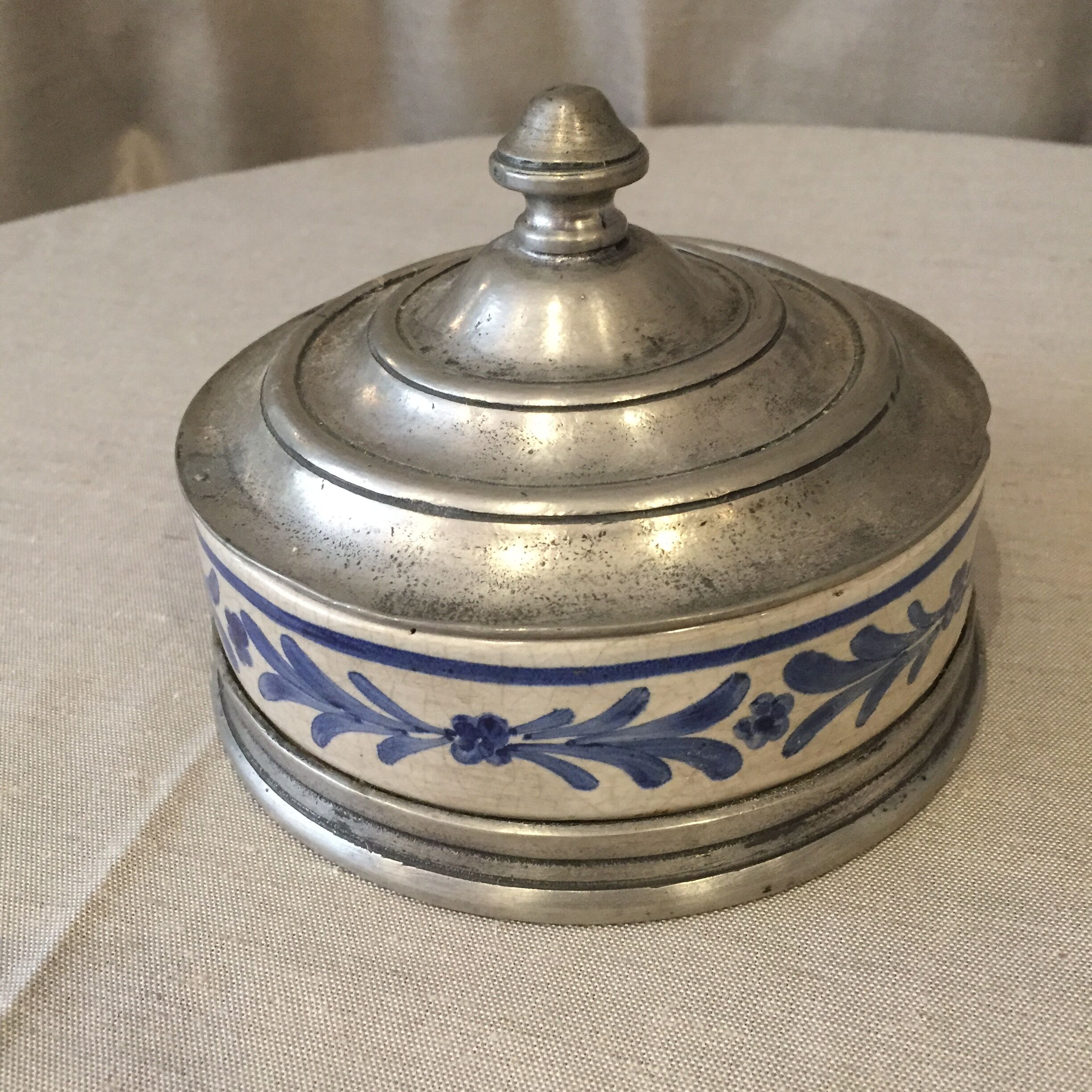 Tinter candy and very decorative porcelain