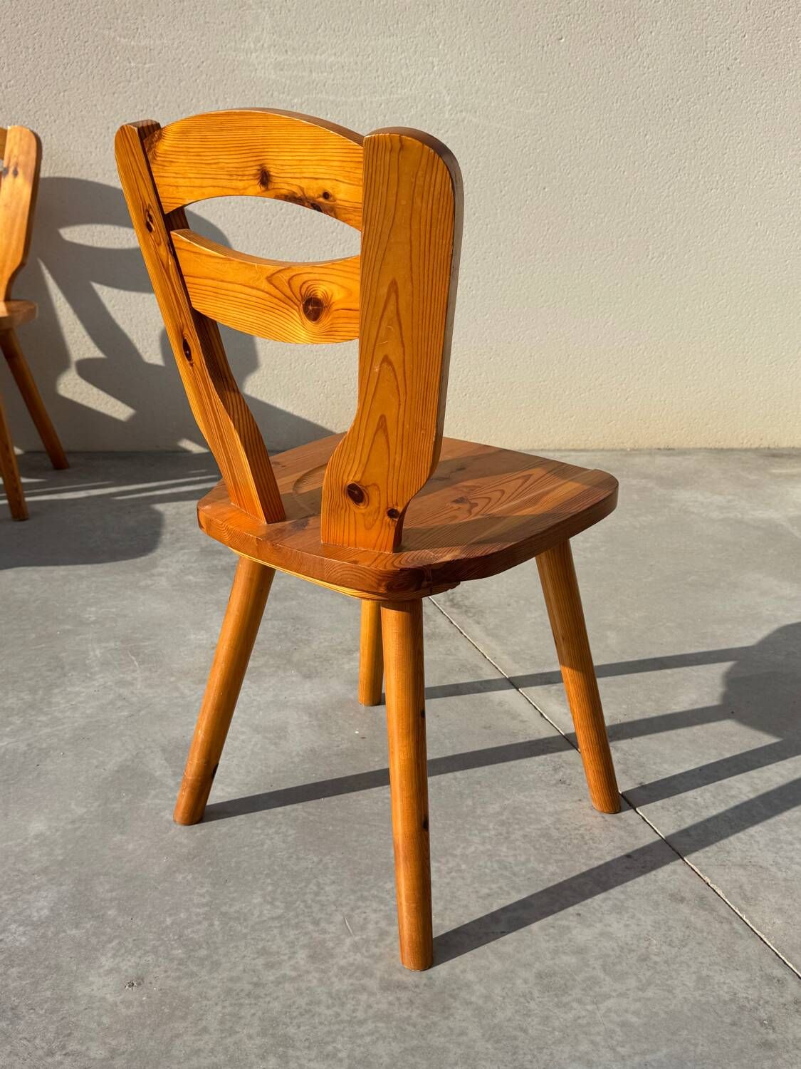 Set of 8 pine chairs in the Les Arcs design style by Charlotte Perriand from the 1970s.