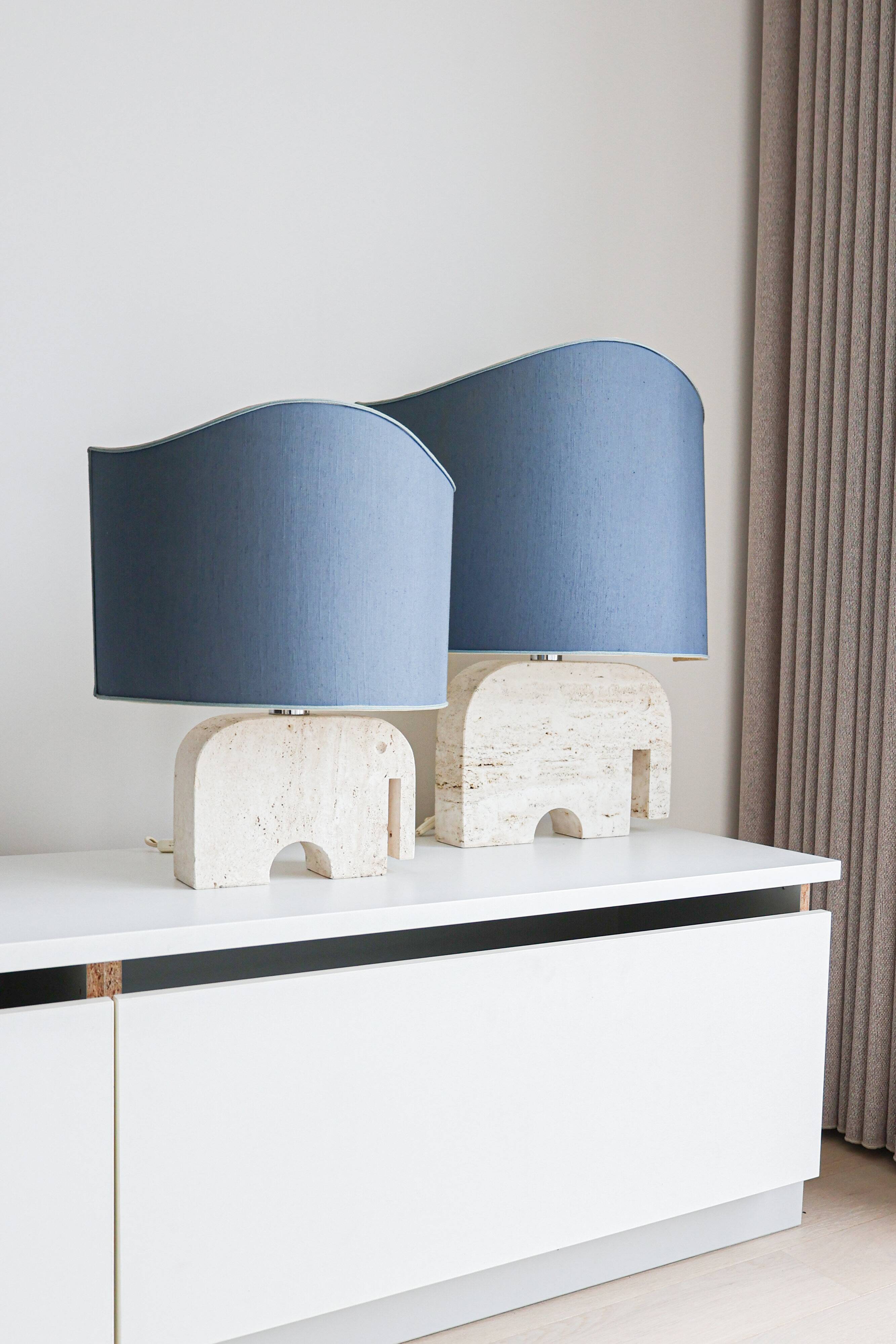 Paire de lampes de table en travertin en forme d'éléphant, signées Fratelli Mannelli, années 1970, Italie
