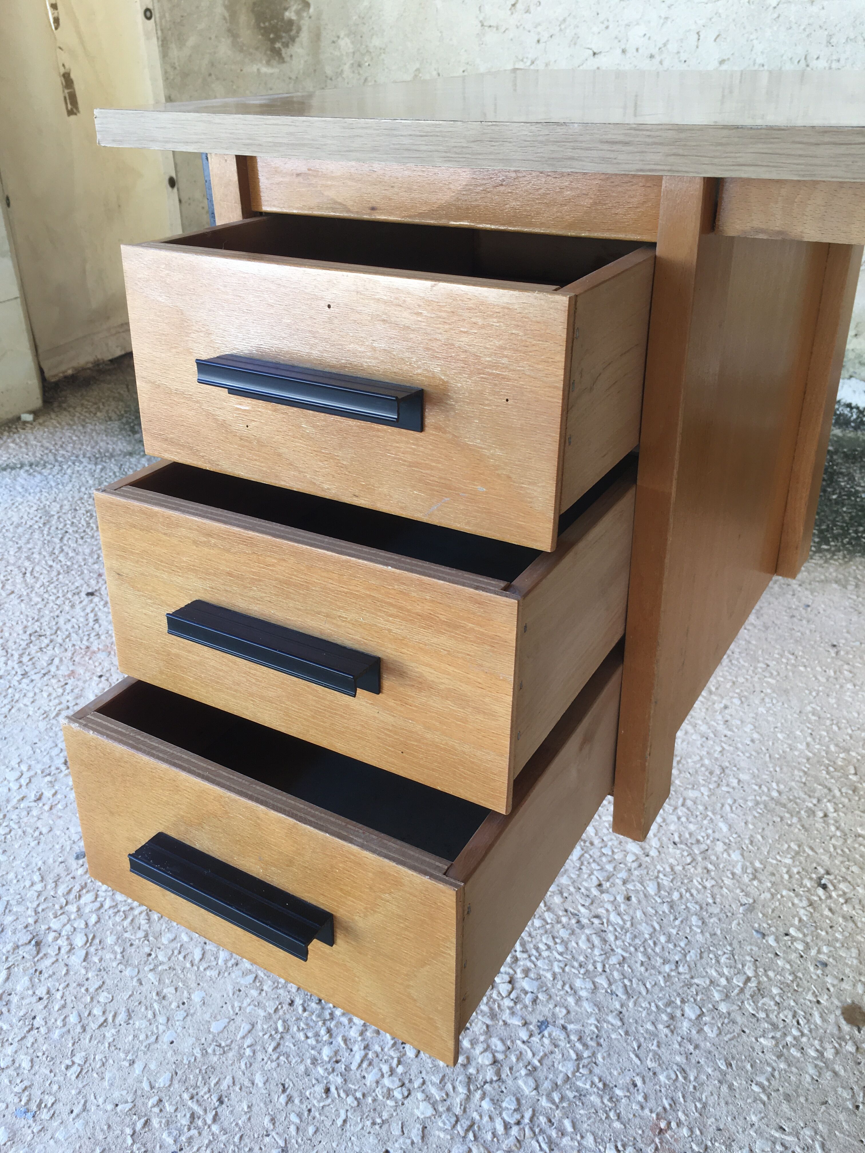 Desk with drawers and tubular metal feet