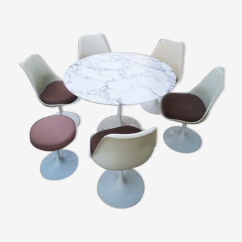 Table avec 5 chaises et 1 tabouret, d' Eero Saarinen pout Knoll