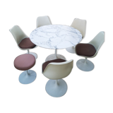 Table avec 5 chaises et 1 tabouret, d' Eero Saarinen pout Knoll