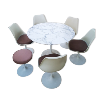 Knoll Eero Saarinen table with 5 chairs and 1 stool