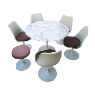 Table avec 5 chaises et 1 tabouret, d' Eero Saarinen pout Knoll