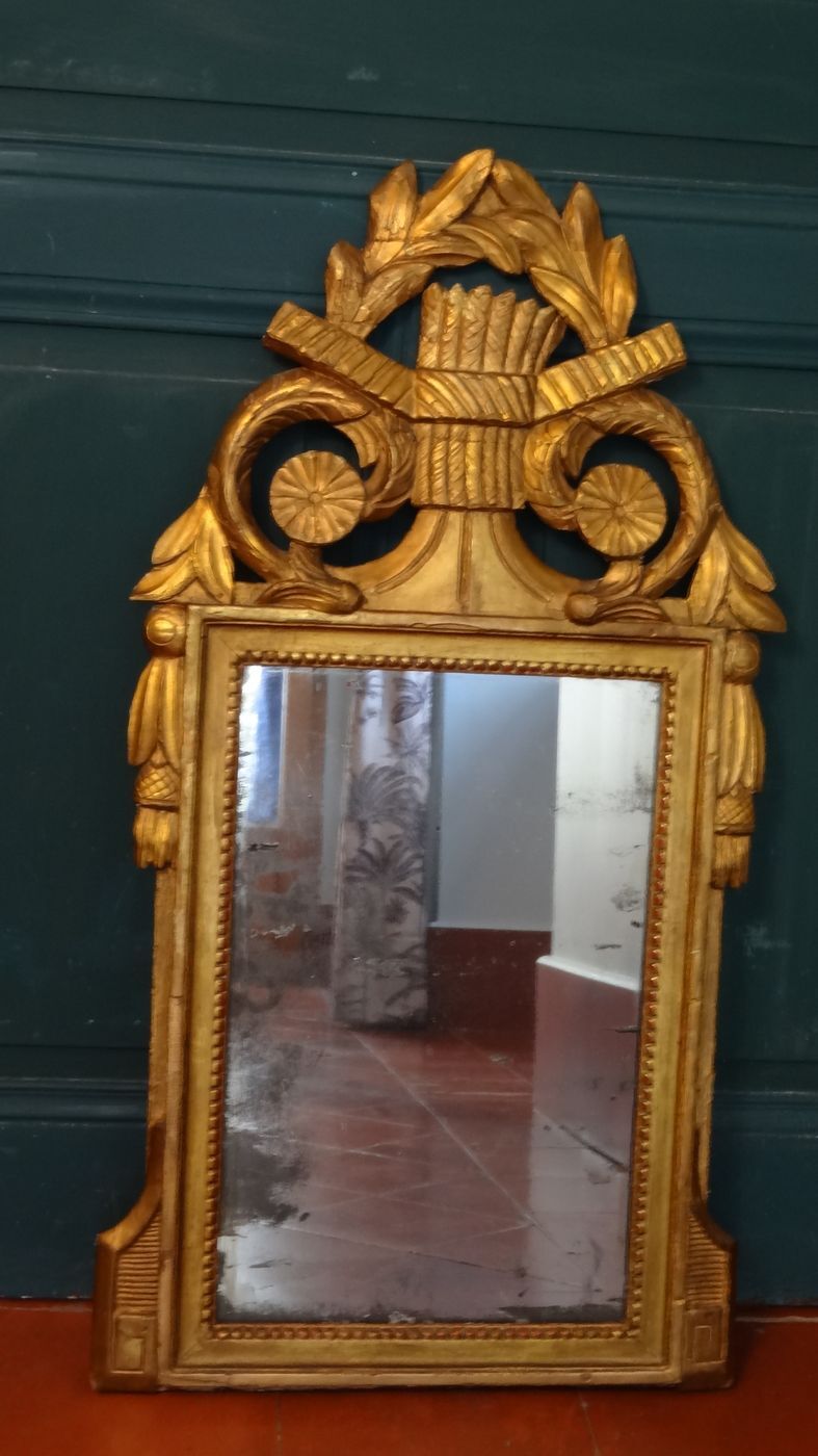 Louis XVI mirror (eighteenth century) in gilded stucco wood H 80 cm