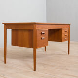 Danish Teak Model 130/1 Desk by Børge Mogensen for Søborg Møbelfabrik, freestanding 1950s