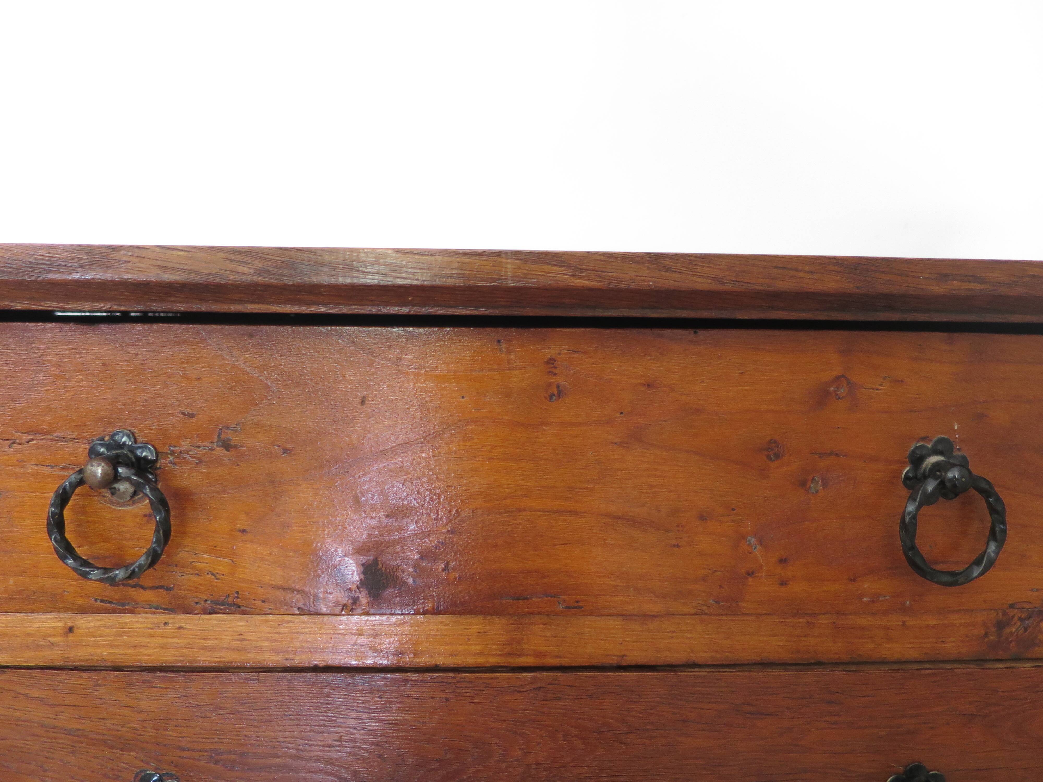 Commode 4 tiroirs en bois massif, début XXème s.